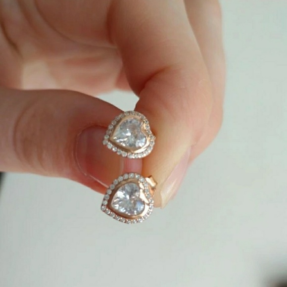 18k Rose Gold Diamond Heart Stud Earrings - Picture 2 of 4